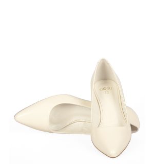 GASSU MICHELLE - Ecru czółenka na kaczuszce - z przodu