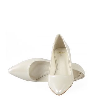 MICHELLE ecru w odcieniu perłowym czółenka na kaczuszce - z przodu