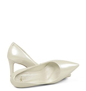 GASSU RIKO kremowe niskie szpilki wykonane ze skóry naturalnej - z przodu