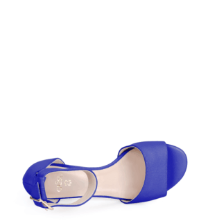 Niebieskie sandałki na niskim obcasie - z przodu