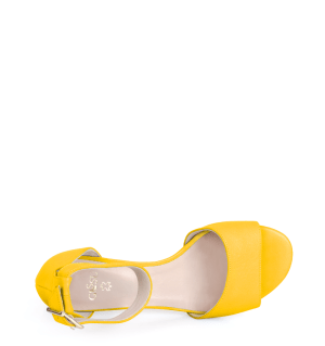 żółte sandałki na niskim obcasie - z przodu