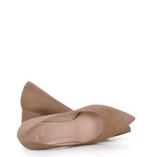 CLARA - Beżowe czółenka na grubym słupku - obrazek 2