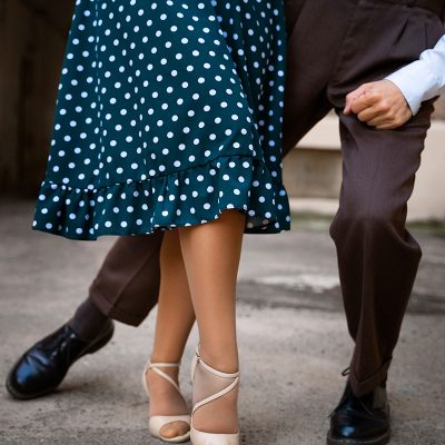 ludzie-hustaja-sie-tanczac-razem-widok-z-przodu